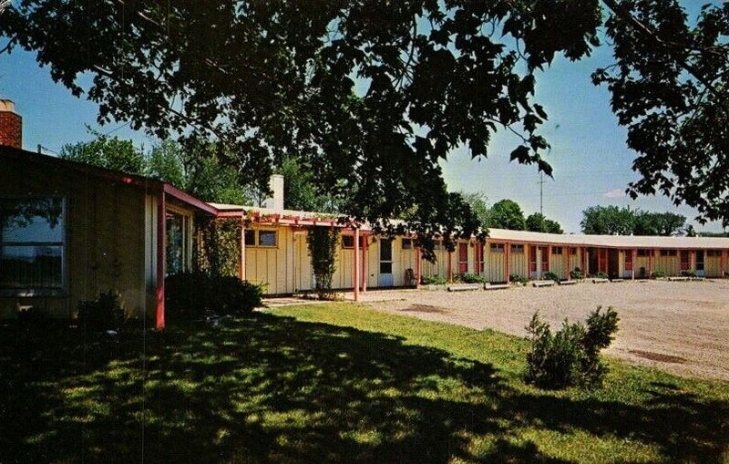 Lapeer Inn (Town & Country, Seatons Motel) - Old Postcard Photo (newer photo)